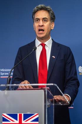 Foreign Ministers of Poland and the United Kingdom meet in Warsaw, Poland - 13 Oct 2026 The Foreign Secretary of the United Kingdom, Ed Miliband, speaks during the press conference. Foreign Secretary of the United Kingdom of Great Britain and Northern Ireland visits the Ministry of Foreign Affairs in Warsaw, Poland for a meeting with the Republic of Poland s Foreign Minister, Radoslaw Sikorski. During the subsequent press conference, the ministers discussed their countries ongoing cooperation in foreign policy issues, including supporting Ukraine in the war Russia is waging against it. Miliband also spoke of the ties his family has to Poland. Afterwards, the ministers travel to the second day of the Warsaw Security Forum. Warsaw Poland Copyright: xNeilxMiltonx xSOPAxImagesx Neil-Milton-1458464