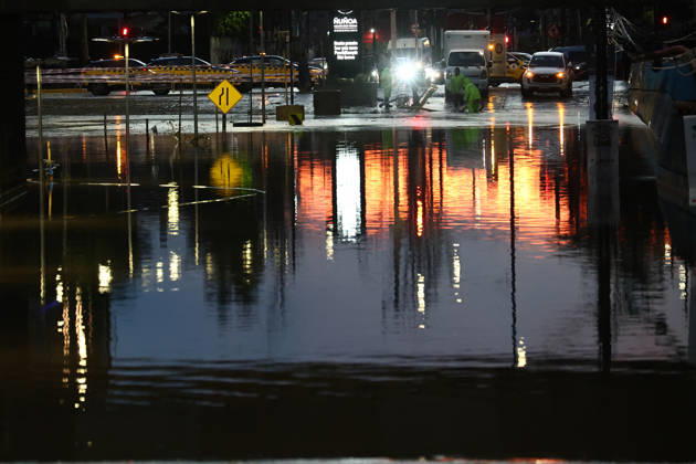 Chile declares a red alert in Santiago following heavy hailstorm SANTIAGO, CHILE - OCTOBER 13: Emergency teams and police officers block off and work to pump water from a flooded underpass in the Nunoa district of Santiago, Chile, on October 13, 2026, following heavy rain and hailstorms. The flash flooding stranded vehicles and caused widespread urban disruption, prompting authorities to declare a red alert across the capital. Lucas Aguayo Araos Anadolu Santiago Chile. Editorial use only. Please get in touch for any other usage.  Copyright: x2026xAnadoluxLucasxAguayoxAraosx