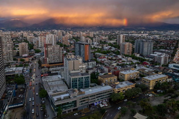 Chile declares a red alert in Santiago following heavy hailstorm SANTIAGO, CHILE - OCTOBER 13: A view of the sunset following heavy rains and hailstorms in Santiago, Chile, on Tuesday, October 13, 2026. Authorities issued a red alert for Santiago on Tuesday due to the heavy rains affecting the city. Lucas Aguayo Araos Anadolu Santiago Chile. Editorial use only. Please get in touch for any other usage.  Copyright: x2026xAnadoluxLucasxAguayoxAraosx