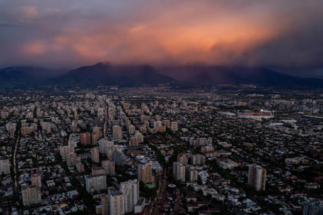 Chile declares a red alert in Santiago following heavy hailstorm SANTIAGO, CHILE - OCTOBER 13: A view of the sunset following heavy rains and hailstorms in Santiago, Chile, on Tuesday, October 13, 2026. Authorities issued a red alert for Santiago on Tuesday due to the heavy rains affecting the city. Lucas Aguayo Araos Anadolu Santiago Chile. Editorial use only. Please get in touch for any other usage.  Copyright: x2026xAnadoluxLucasxAguayoxAraosx