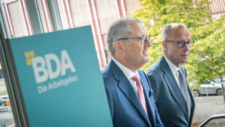 Bundeskanzler Friedrich Merz wird von Rainer Dulger, Präsident Bundesvereinigung der Deutschen Arbeitgeberverbände begrüßt zu Beginn des Arbeitgebertags;Deutsche Arbeitgebertag 2026 - Bundesvereinigung der Deutschen Arbeitgeberverbände BDA, Berlin Berlin Deutschland bcc, Berliner Congress Center