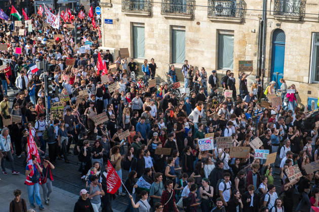 High School Stdent Mobilisation - Bordeaux General view of high school students marching with placards and banners during Act V of the high school student mobilisation in Bordeaux, France on October 13, 2026, against proposed education reforms. Photo by Fabrice Sapte ABACAPRESS.COM Bordeaux France  Copyright: xSaptexFabrice ABACAx