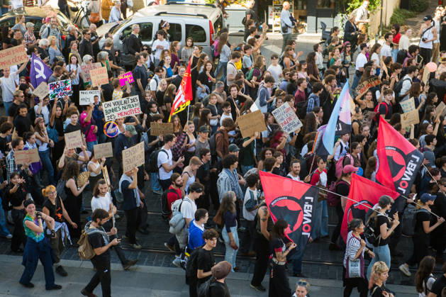 High School Stdent Mobilisation - Bordeaux General view of high school students marching with placards and banners during Act V of the high school student mobilisation in Bordeaux, France on October 13, 2026, against proposed education reforms. Photo by Fabrice Sapte ABACAPRESS.COM Bordeaux France  Copyright: xSaptexFabrice ABACAx