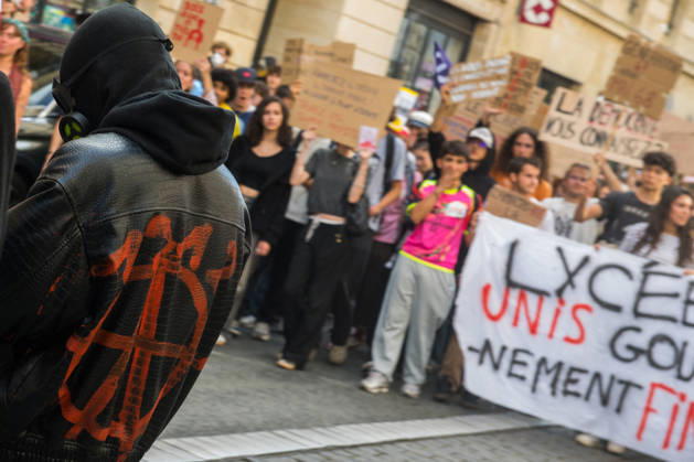 High School Stdent Mobilisation - Bordeaux High school students march with placards through the streets of Bordeaux, France on October 13, 2026, during Act V of the high school student mobilisation against education reforms. Photo by Fabrice Sapte ABACAPRESS.COM Bordeaux France  Copyright: xSaptexFabrice ABACAx