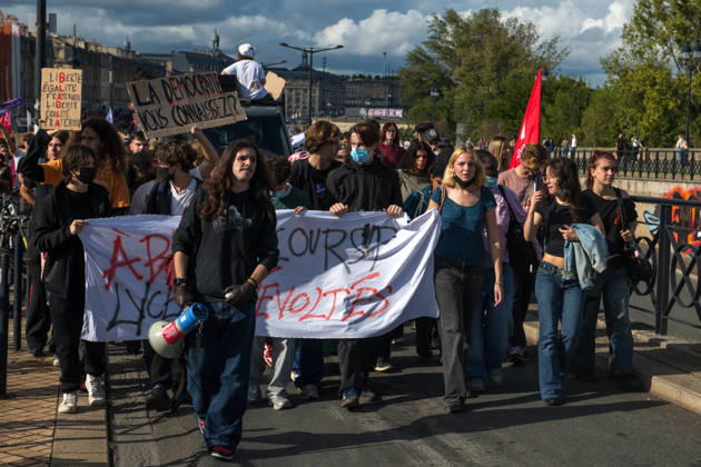 High School Stdent Mobilisation - Bordeaux High school students march along the Bordeaux waterfront during Act V of the high school student mobilisation in Bordeaux, France on October 13, 2026. Photo by Fabrice Sapte ABACAPRESS.COM Bordeaux France  Copyright: xSaptexFabrice ABACAx