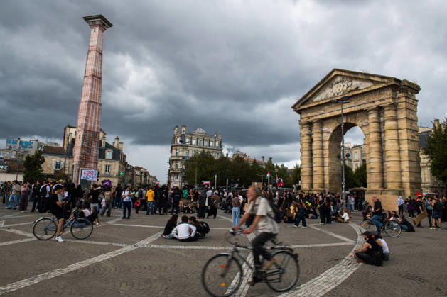 High School Stdent Mobilisation - Bordeaux Protesters gather at Place de la Victoire near the Porte d’Aquitaine, some sitting on the ground, during Act V of the high school student mobilisation in Bordeaux, France on October 13, 2026. Photo by Fabrice Sapte ABACAPRESS.COM Bordeaux France  Copyright: xSaptexFabrice ABACAx