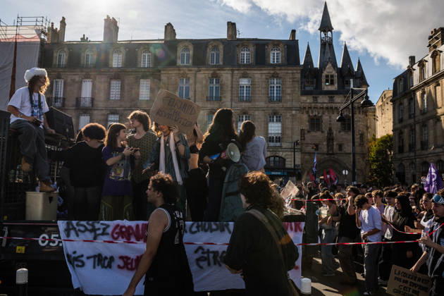 High School Stdent Mobilisation - Bordeaux High school students march along the Bordeaux waterfront during Act V of the high school student mobilisation in Bordeaux, France on October 13, 2026. Photo by Fabrice Sapte ABACAPRESS.COM Bordeaux France  Copyright: xSaptexFabrice ABACAx