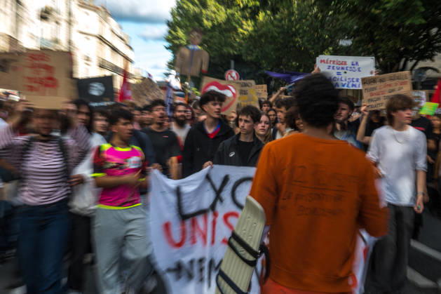 High School Stdent Mobilisation - Bordeaux High school students march with placards through the streets of Bordeaux, France on October 13, 2026, during Act V of the high school student mobilisation against education reforms. Photo by Fabrice Sapte ABACAPRESS.COM Bordeaux France  Copyright: xSaptexFabrice ABACAx