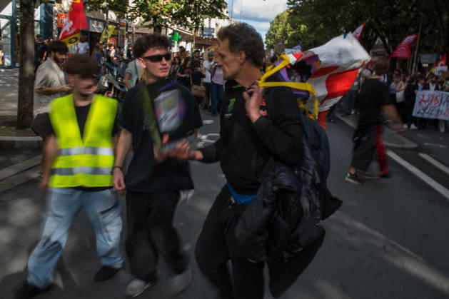 High School Stdent Mobilisation - Bordeaux Protesters talk within the march, including one wearing a yellow high-visibility vest, during Act V of the high school student mobilisation in Bordeaux, France on October 13, 2026. Photograph featuring motion blur. Photo by Fabrice Sapte ABACAPRESS.COM Bordeaux France  Copyright: xSaptexFabrice ABACAx