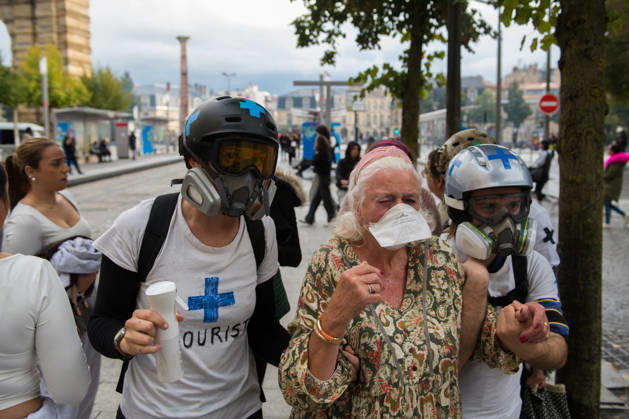 High School Stdent Mobilisation - Bordeaux An elderly woman wearing a protective mask is escorted by street medics during Act V of the high school student mobilisation in Bordeaux, France on October 13, 2026. Photo by Fabrice Sapte ABACAPRESS.COM Bordeaux France  Copyright: xSaptexFabrice ABACAx