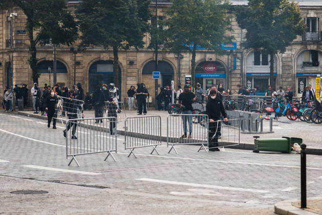 High School Stdent Mobilisation - Bordeaux Protesters move metal barriers at Place de la Victoire during Act V of the high school student mobilisation in Bordeaux, France on October 13, 2026. Photo by Fabrice Sapte ABACAPRESS.COM Bordeaux France  Copyright: xSaptexFabrice ABACAx