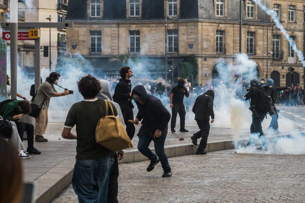 High School Stdent Mobilisation - Bordeaux Tear gas canisters descend, leaving trails of smoke above protesters at Place de la Victoire in Bordeaux during Act V of the high school student mobilisation, France on October 13, 2026. Photo by Fabrice Sapte ABACAPRESS.COM Bordeaux France  Copyright: xSaptexFabrice ABACAx