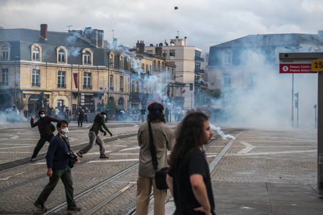 High School Stdent Mobilisation - Bordeaux Protesters throw large stones amid tear gas at Place de la Victoire in Bordeaux during Act V of the high school student mobilisation, France on October 13, 2026. Photo by Fabrice Sapte ABACAPRESS.COM Bordeaux France  Copyright: xSaptexFabrice ABACAx