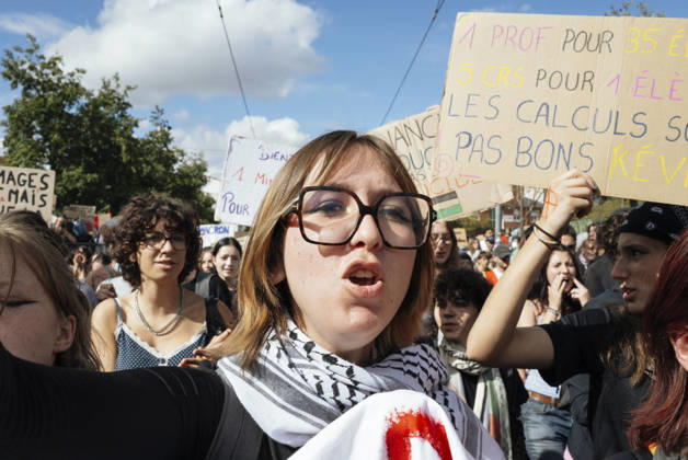 High School Student Mobilisation - Toulouse A young woman at the head of the procession. Act V of the secondary school and university students protests. Young people and the world of work are continuing their joint mobilisation and demands for adequate resources for education, better study conditions, an end to student precariousness, and access to housing. France, Toulouse, 13 October 2026. Photo by Patricia Huchot-Boissier AbacaPress.com. TOULOUSE OCCITANIE France  Copyright: xHuchot-BoissierxPatricia ABACAx