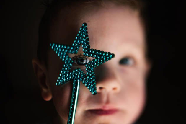 Young child looking through a blue star wand Tulsa, Oklahoma, United States CR_KRRY261013-2130206-01 ,model released, Symbolfoto ,property released