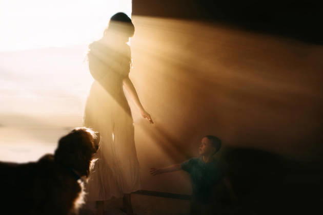 Young boy reaching for his mother in golden sunlight Tulsa, Oklahoma, United States CR_KRRY261013-2130217-01 ,model released, Symbolfoto ,property released