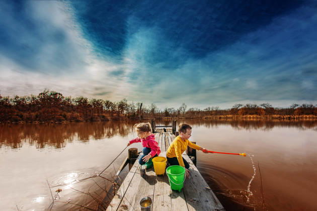 Young boy and girl play on a dock by a lake Tulsa, Oklahoma, United States CR_KRRY261013-2130221-01 ,model released, Symbolfoto ,property released