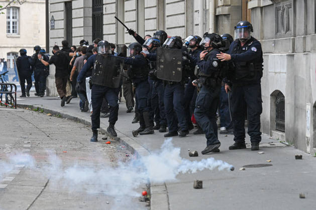 High school students and autonomous groups clash with riot police in Paris on October 13, 2026. - 13 10 2026 - France Ile-de-France (region) Paris - JulienxMattiax xLexPictorium LePictorium_0343297