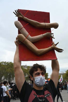 High school students and autonomous groups clash with riot police in Paris, October 13, 2026. - 13 10 2026 - France Ile-de-France (region) Paris - JulienxMattiax xLexPictorium LePictorium_0343302
