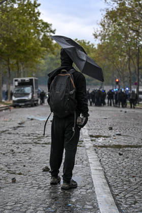 High school students and autonomous groups clash with riot police in Paris, October 13, 2026. - 13 10 2026 - France Ile-de-France (region) Paris - JulienxMattiax xLexPictorium LePictorium_0343316