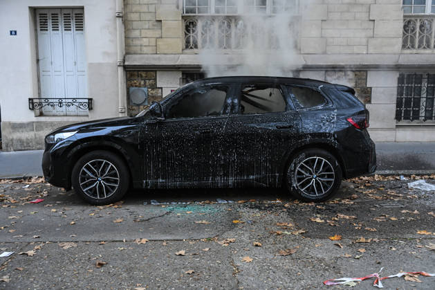 A car on fire near Place Vauban in Paris on October 13, 2026. - 13 10 2026 - France Ile-de-France (region) Paris -  JulienxMattiax xLexPictorium LePictorium_0343295