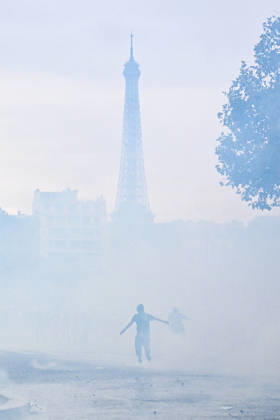 Tear gas fired by police floods Place Vauban in Paris on October 13, 2026. - 13 10 2026 - France Ile-de-France (region) Paris -  JulienxMattiax xLexPictorium LePictorium_0343339