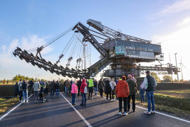 Der letzte große Baggertransport im Südraum von Leipzig Der letzte Eimerkettenbagger 353 aus dem Abbaufeld Schleenhain wurde heute ins benachbarte Abbaufeld Peres des Tagebaus vereinigte Schleenhain umgesetzt. Am heutigen 14.10.2026 setzten sich die rund 1030 Tonnen vom Bagger in Bewegung und querten gegen 8:30 die Bundesstraße B176, die voll gespeert war. Weit über 100 Schaulustige darunter viele ehemliage im Bergbau Beschäftigte waren anwesend. Podelwitz Sachsen Germany