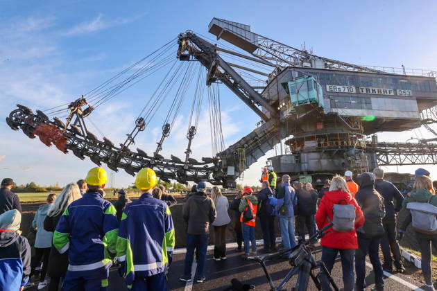 Der letzte große Baggertransport im Südraum von Leipzig Der letzte Eimerkettenbagger 353 aus dem Abbaufeld Schleenhain wurde heute ins benachbarte Abbaufeld Peres des Tagebaus vereinigte Schleenhain umgesetzt. Am heutigen 14.10.2026 setzten sich die rund 1030 Tonnen vom Bagger in Bewegung und querten gegen 8:30 die Bundesstraße B176, die voll gespeert war. Weit über 100 Schaulustige darunter viele ehemliage im Bergbau Beschäftigte waren anwesend. Podelwitz Sachsen Germany