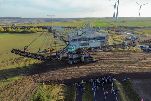Der letzte große Baggertransport im Südraum von Leipzig Der letzte Eimerkettenbagger 353 aus dem Abbaufeld Schleenhain wurde heute ins benachbarte Abbaufeld Peres des Tagebaus vereinigte Schleenhain umgesetzt. Am heutigen 14.10.2026 setzten sich die rund 1030 Tonnen vom Bagger in Bewegung und querten gegen 8:30 die Bundesstraße B176, die voll gespeert war. Weit über 100 Schaulustige darunter viele ehemliage im Bergbau Beschäftigte waren anwesend. Podelwitz Sachsen Germany