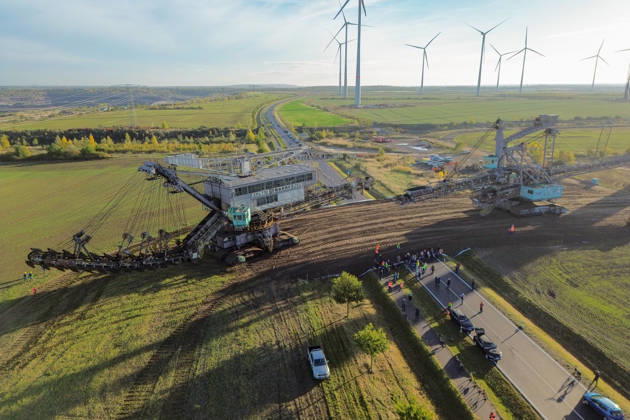 Der letzte große Baggertransport im Südraum von Leipzig Der letzte Eimerkettenbagger 353 aus dem Abbaufeld Schleenhain wurde heute ins benachbarte Abbaufeld Peres des Tagebaus vereinigte Schleenhain umgesetzt. Am heutigen 14.10.2026 setzten sich die rund 1030 Tonnen vom Bagger in Bewegung und querten gegen 8:30 die Bundesstraße B176, die voll gespeert war. Weit über 100 Schaulustige darunter viele ehemliage im Bergbau Beschäftigte waren anwesend. Podelwitz Sachsen Germany
