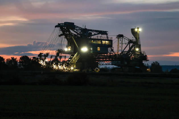 Der letzte große Baggertransport im Südraum von Leipzig Der letzte Eimerkettenbagger 353 aus dem Abbaufeld Schleenhain wurde heute ins benachbarte Abbaufeld Peres des Tagebaus vereinigte Schleenhain umgesetzt. Am heutigen 14.10.2026 setzten sich die rund 1030 Tonnen vom Bagger in Bewegung und querten gegen 8:30 die Bundesstraße B176, die voll gespeert war. Weit über 100 Schaulustige darunter viele ehemliage im Bergbau Beschäftigte waren anwesend. Podelwitz Sachsen Germany