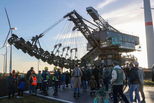 Der letzte große Baggertransport im Südraum von Leipzig Der letzte Eimerkettenbagger 353 aus dem Abbaufeld Schleenhain wurde heute ins benachbarte Abbaufeld Peres des Tagebaus vereinigte Schleenhain umgesetzt. Am heutigen 14.10.2026 setzten sich die rund 1030 Tonnen vom Bagger in Bewegung und querten gegen 8:30 die Bundesstraße B176, die voll gespeert war. Weit über 100 Schaulustige darunter viele ehemliage im Bergbau Beschäftigte waren anwesend. Podelwitz Sachsen Germany