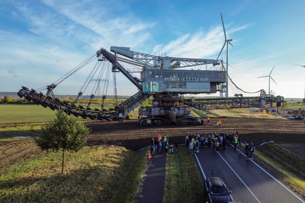Der letzte große Baggertransport im Südraum von Leipzig Der letzte Eimerkettenbagger 353 aus dem Abbaufeld Schleenhain wurde heute ins benachbarte Abbaufeld Peres des Tagebaus vereinigte Schleenhain umgesetzt. Am heutigen 14.10.2026 setzten sich die rund 1030 Tonnen vom Bagger in Bewegung und querten gegen 8:30 die Bundesstraße B176, die voll gespeert war. Weit über 100 Schaulustige darunter viele ehemliage im Bergbau Beschäftigte waren anwesend. Podelwitz Sachsen Germany