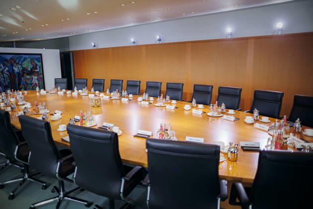 Blick auf den menschenleeren Tisch im Kabinettsaal, aufgenommen vor Beginn der 62. Kabinettsitzung im Bundeskanzleramt. Berlin, 14.10.2026. Berlin Deutschland Copyright: xThomasxTrutschelx