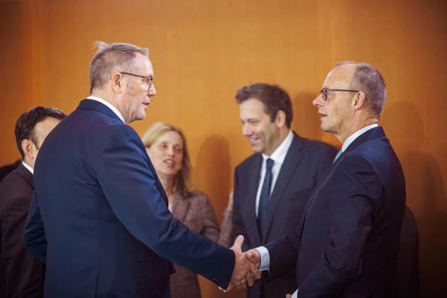 Alexander Schweitzer (SPD), Bundesministerin fuer Arbeit und Soziales, und Friedrich Merz (CDU), Bundeskanzler, aufgenommen vor Beginn der 62. Kabinettsitzung im Bundeskanzleramt. Berlin, 14.10.2026. Berlin Deutschland Copyright: xThomasxTrutschelx