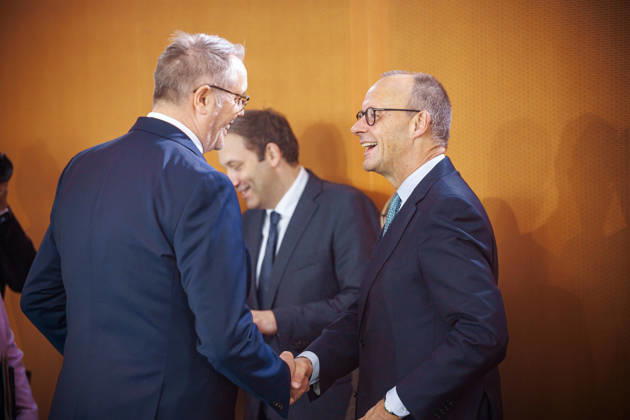 Alexander Schweitzer (SPD), Bundesministerin fuer Arbeit und Soziales, und Friedrich Merz (CDU), Bundeskanzler, aufgenommen vor Beginn der 62. Kabinettsitzung im Bundeskanzleramt. Berlin, 14.10.2026. Berlin Deutschland Copyright: xThomasxTrutschelx