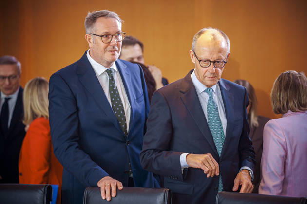 Alexander Schweitzer (SPD), Bundesministerin fuer Arbeit und Soziales, und Friedrich Merz (CDU), Bundeskanzler, aufgenommen vor Beginn der 62. Kabinettsitzung im Bundeskanzleramt. Berlin, 14.10.2026. Berlin Deutschland Copyright: xThomasxTrutschelx