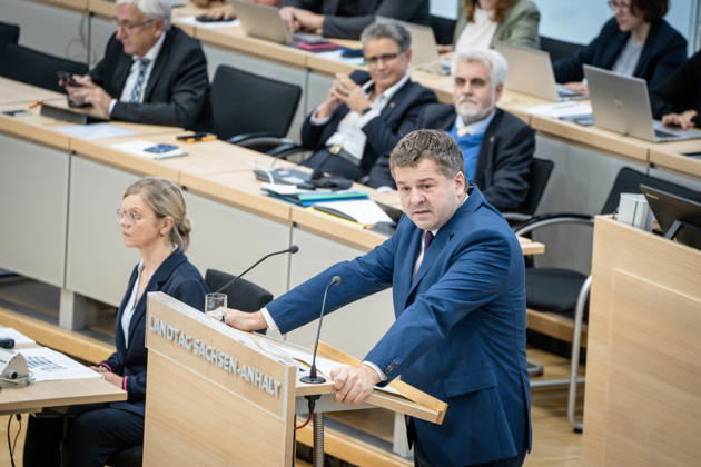 Amtierender Ministerpräsident Sven Schulze, CDU, am Rednerpult, im Hintergrund Lydia Hüskens und Armin Willingmann;Landtagssitzung Oktober 2026 (II) Sondersitzung auf Antrag von AfD und BSW zum Thema Frieden in der Ukraine schaffen, Magdeburg Sachsen-Anhalt Deutschland Landtag