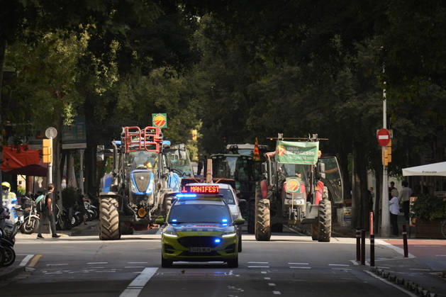 Tractor Rally for Agriculture in Barcelona: Protesters during a rally of tractors from various parts of Catalonia in front of the Government Delegation and statements, on October 14, 2026, in Barcelona, Catalonia, Spain. The demonstration, organized by Unió de Pagesos with the support of Asaja, FCAC, and Revolta Pagesa, denounces the structural crisis in the agricultural sector in Barcelona. OCTOBER 14, 2026, Spain Copyright: xDavidxZorrakinox 7844438
