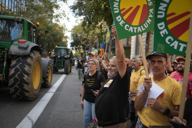 Tractor Rally for Agriculture in Barcelona: Protesters during a rally of tractors from various parts of Catalonia in front of the Government Delegation and statements, on October 14, 2026, in Barcelona, Catalonia, Spain. The demonstration, organized by Unió de Pagesos with the support of Asaja, FCAC, and Revolta Pagesa, denounces the structural crisis in the agricultural sector in Barcelona. OCTOBER 14, 2026, Spain Copyright: xDavidxZorrakinox 7844441