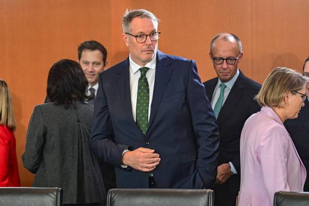 Bundeskabinett ** NUR FÜR REDAKTIONELLE ZWECKE ** EDITORIAL USE ONLY **<p>Alexander Schweitzer (SPD), Bundesminister für Arbeit und Soziales und Bundeskanzler Friedrich Merz (CDU) vor Beginn der Sitzung des Bundeskabinetts im Kanzleramt, fotografiert am 14.10.2026 in Berlin. Berlin Berlin Berlin Copyright: MaurizioxGambarini