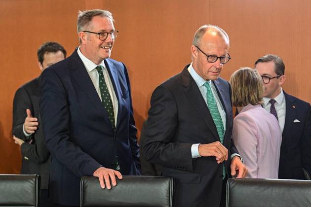 Bundeskabinett ** NUR FÜR REDAKTIONELLE ZWECKE ** EDITORIAL USE ONLY **<p>Alexander Schweitzer (SPD), Bundesminister für Arbeit und Soziales und Bundeskanzler Friedrich Merz (CDU) vor Beginn der Sitzung des Bundeskabinetts im Kanzleramt, fotografiert am 14.10.2026 in Berlin. Berlin Berlin Berlin Copyright: MaurizioxGambarini