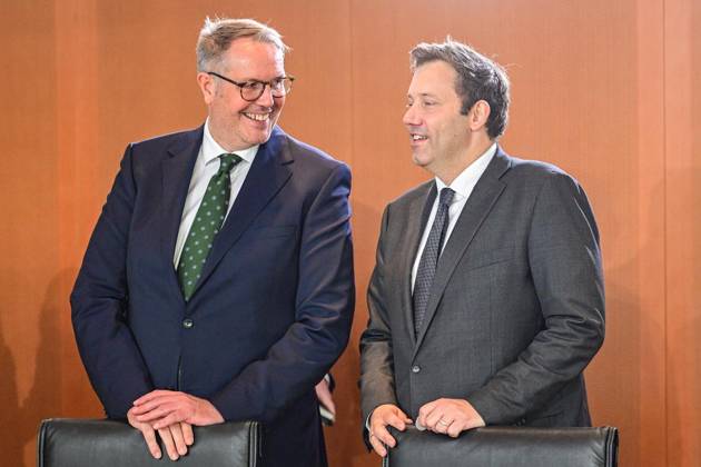 Bundeskabinett ** NUR FÜR REDAKTIONELLE ZWECKE ** EDITORIAL USE ONLY **<p>Alexander Schweitzer (SPD), Bundesminister für Arbeit und Soziales und Lars Klingbeil (SPD), Bundesminister der Finanzen, vor Beginn der Sitzung des Bundeskabinetts im Kanzleramt, fotografiert am 14.10.2026 in Berlin. Berlin Berlin Berlin Copyright: MaurizioxGambarini