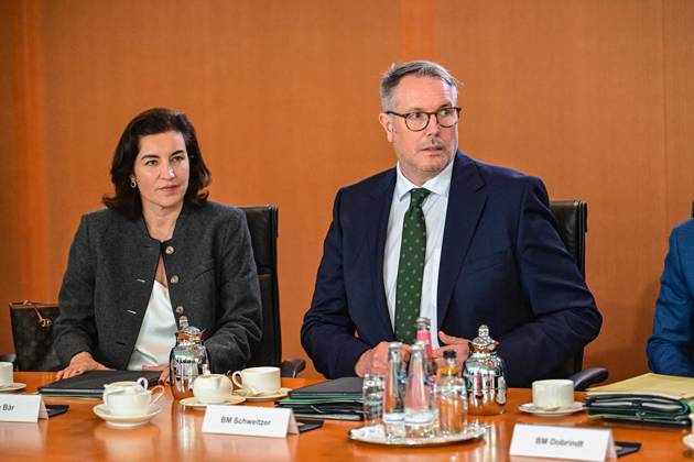Bundeskabinett ** NUR FÜR REDAKTIONELLE ZWECKE ** EDITORIAL USE ONLY **<p>Alexander Schweitzer (SPD), Bundesminister für Arbeit und Soziales und Dorothee Bär (CSU), Bundesforschungsministerin, vor Beginn der Sitzung des Bundeskabinetts im Kanzleramt, fotografiert am 14.10.2026 in Berlin. Berlin Berlin Berlin Copyright: MaurizioxGambarini