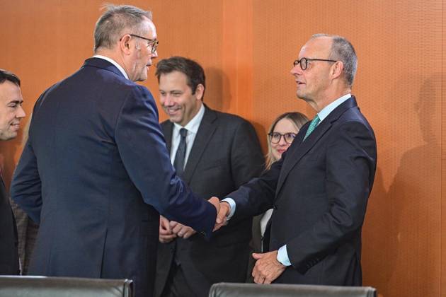 Bundeskabinett ** NUR FÜR REDAKTIONELLE ZWECKE ** EDITORIAL USE ONLY **<p>Alexander Schweitzer (SPD), Bundesminister für Arbeit und Soziales und Bundeskanzler Friedrich Merz (CDU) vor Beginn der Sitzung des Bundeskabinetts im Kanzleramt, fotografiert am 14.10.2026 in Berlin. Berlin Berlin Berlin Copyright: MaurizioxGambarini