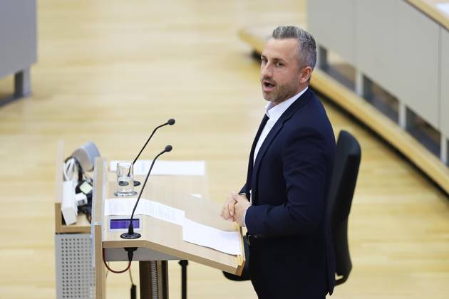 Magdeburg, Sachsen-Anhalt, Deutschland, 14.10.2026: Landtag: Sondersitzung: Ulrich Siegmund, AfD, hält eine Rede zur Einbringung eines gemeinsamen Antrags mit dem BSW, sich für Friedensgespräche im Ukraine-Krieg einzusetzen. Copyright: xdtsxNachrichtenagenturx dts_138740