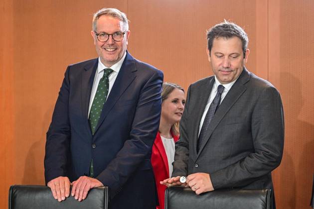 Bundeskabinett ** NUR FÜR REDAKTIONELLE ZWECKE ** EDITORIAL USE ONLY **<p>Alexander Schweitzer (SPD), Bundesminister für Arbeit und Soziales und Lars Klingbeil (SPD), Bundesminister der Finanzen, vor Beginn der Sitzung des Bundeskabinetts im Kanzleramt, fotografiert am 14.10.2026 in Berlin. Berlin Berlin Berlin Copyright: MaurizioxGambarini