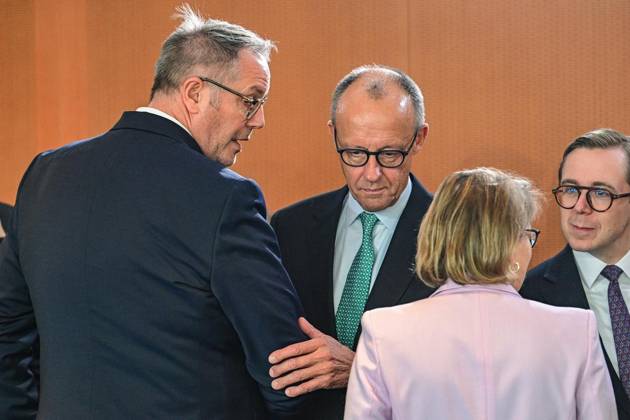 Bundeskabinett ** NUR FÜR REDAKTIONELLE ZWECKE ** EDITORIAL USE ONLY **<p>Alexander Schweitzer (SPD), Bundesminister für Arbeit und Soziales und Bundeskanzler Friedrich Merz (CDU) vor Beginn der Sitzung des Bundeskabinetts im Kanzleramt, fotografiert am 14.10.2026 in Berlin. Berlin Berlin Berlin Copyright: MaurizioxGambarini