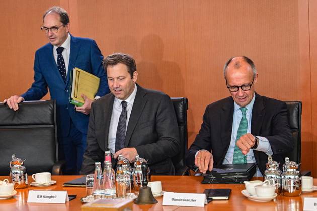 Bundeskabinett ** NUR FÜR REDAKTIONELLE ZWECKE ** EDITORIAL USE ONLY **<p>Innenminster Alexander Dobrindt (CSU), Finanzminister Lars Klingbeil (SPD) und Bundeskanzler Friedrich Merz (CDU) vor Beginn der Sitzung des Bundeskabinetts im Kanzleramt, fotografiert am 14.10.2026 in Berlin. Berlin Berlin Berlin Copyright: MaurizioxGambarini