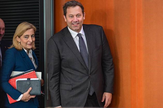 Bundeskabinett ** NUR FÜR REDAKTIONELLE ZWECKE ** EDITORIAL USE ONLY **<p>Finanzminister Lars Klingbeil (SPD) und Nina Warken (CDU), Chefin des Bundeskanzleramts und Bundesministerin für besondere Aufgaben, vor Beginn der Sitzung des Bundeskabinetts im Kanzleramt, fotografiert am 14.10.2026 in Berlin. Berlin Berlin Berlin Copyright: MaurizioxGambarini